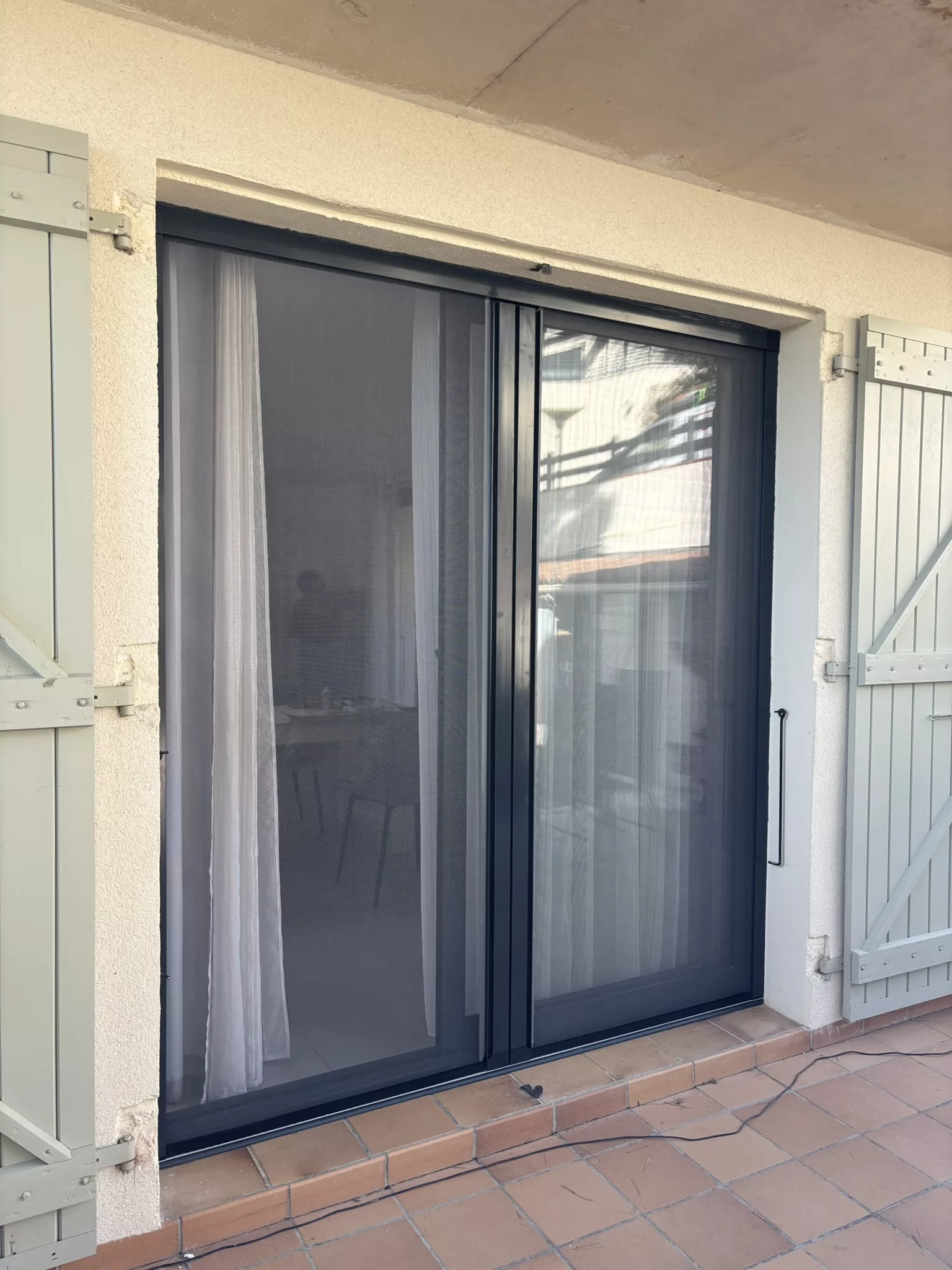 Moustiquaire sur mesure installée sur une fenêtre à Argelès-sur-Mer – ProVolet66